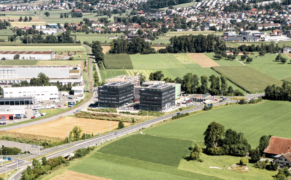 Ein Blick von oben auf die neuen Büroräumlichkeiten in Schenkon