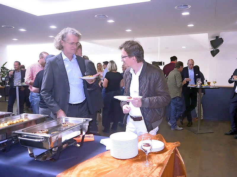 Der Stehlunch regt zu spannenden Gesprächen an